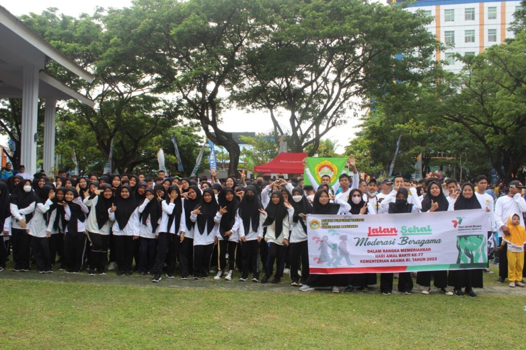 Warga LDII mengikuti jalan sehat moderasi beragama dalam rangka memperingati Hari Amal Bhakti ke-77 Kementerian Agama Republik Indonesia di Lapangan Seruni, Kabupaten Bantaeng, Sulawesi Selatan, Kamis (5/1/2023). Kementerian Agama mengambil tema Hari Amal Bhakti tahun 2023 “Kerukunan Umat untuk Indonesia Hebat”.